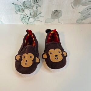 U.S. 5 crib shoes/first walkers.